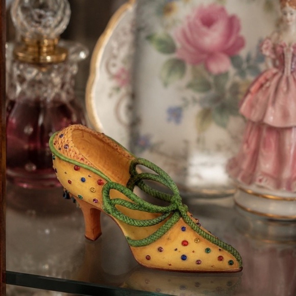 Willow Hall Age of Elegance Miniature Shoe Figurine Rhinestone Collectible 85-08